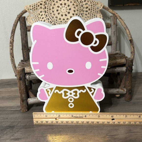 NWT HELLO KITTY GINGERBREAD PINK W/SHINY GOLD BOW AND DRESS TABLETOP WOODEN SIGN - Picture 4 of 11